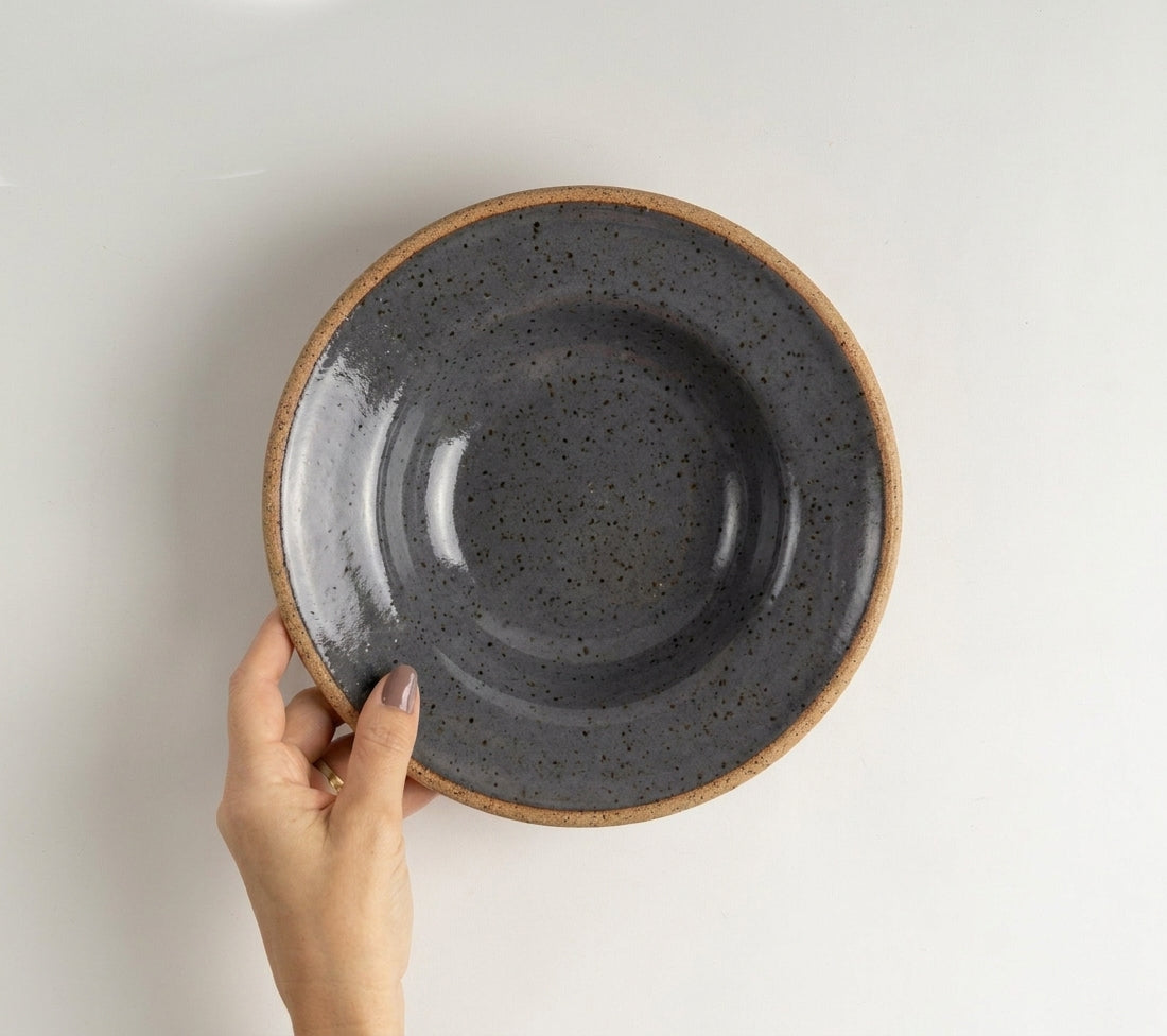 Prato Risoto Borda Alta em cerâmica artesanal — tamanho 350ML, argila Flocos, esmalte Grafite