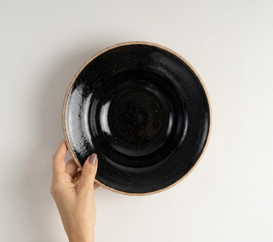 Prato Risoto Borda Alta em cerâmica artesanal — tamanho 350ML, argila Flocos, esmalte Preto Ébano