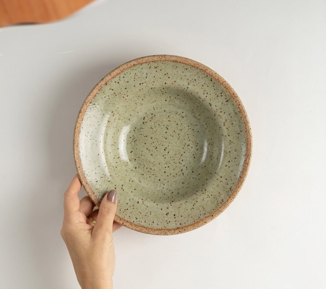 Prato Risoto Borda Alta em cerâmica artesanal — tamanho 350ML, argila Flocos, esmalte Verde Pompeia