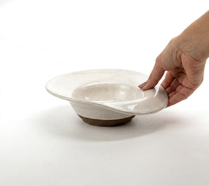 Prato Risoto Borda Rebaixada em cerâmica artesanal — tamanho 250ML, argila Cappuccino, esmalte Branco AMME