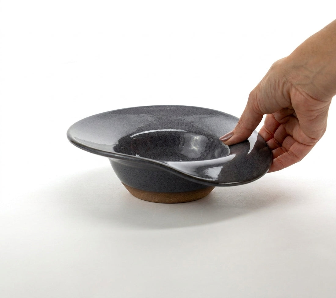 Prato Risoto Borda Rebaixada em cerâmica artesanal — tamanho 250ML, argila Cappuccino, esmalte Grafite