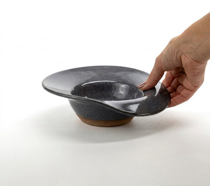 Prato Risoto Borda Rebaixada em cerâmica artesanal — tamanho 250ML, argila Cappuccino, esmalte Grafite