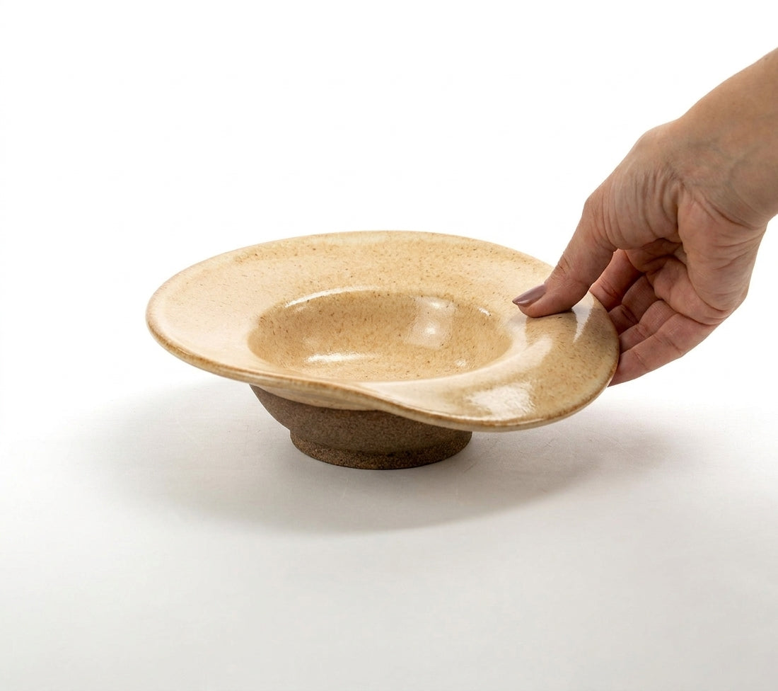Prato Risoto Borda Rebaixada em cerâmica artesanal — tamanho 250ML, argila Cappuccino, esmalte Pedra Sabão