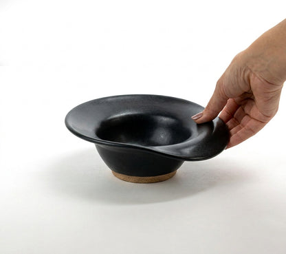 Prato Risoto Borda Rebaixada em cerâmica artesanal — tamanho 250ML, argila Cappuccino, esmalte Preto Acetinado