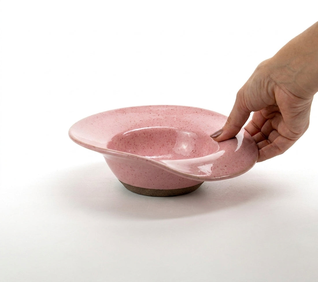 Prato Risoto Borda Rebaixada em cerâmica artesanal — tamanho 250ML, argila Cappuccino, esmalte Rosa Barbie