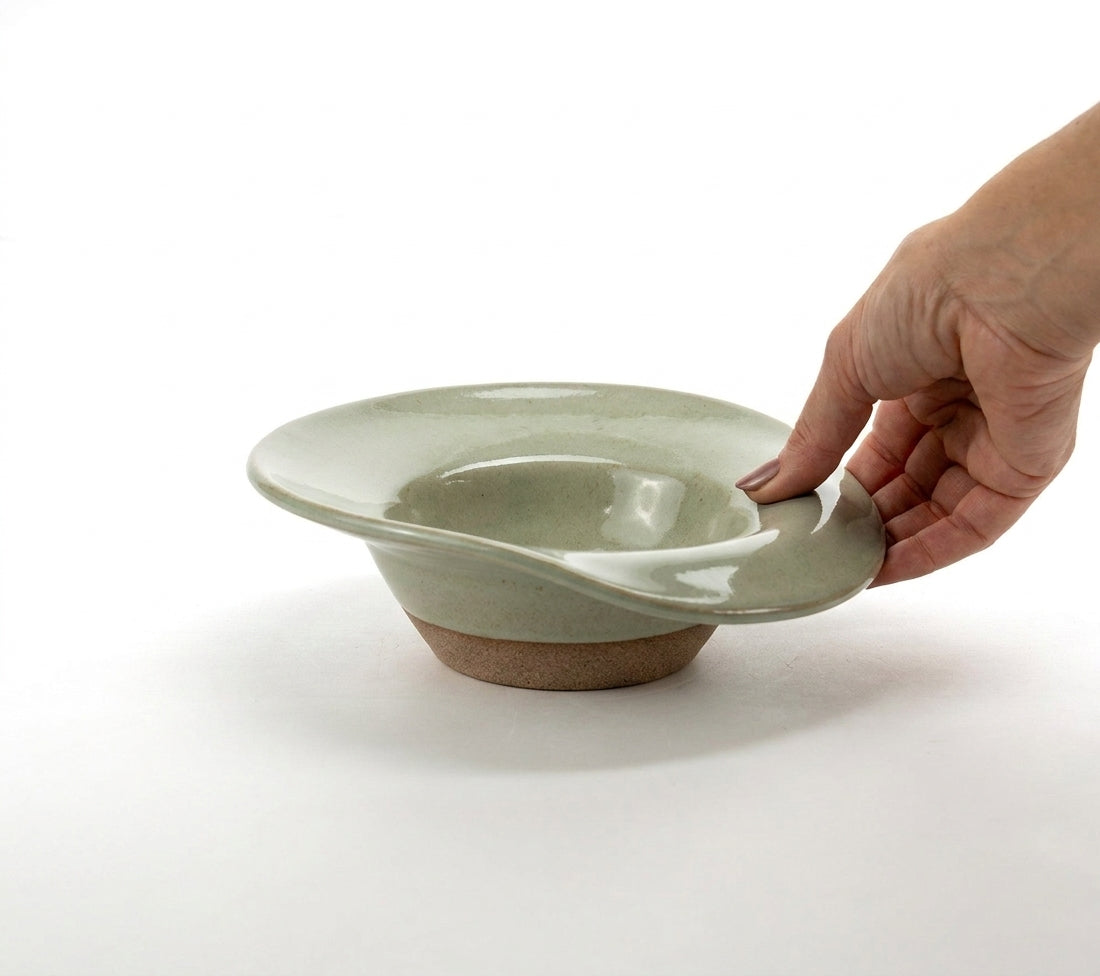 Prato Risoto Borda Rebaixada em cerâmica artesanal — tamanho 250ML, argila Cappuccino, esmalte Verde Pompeia