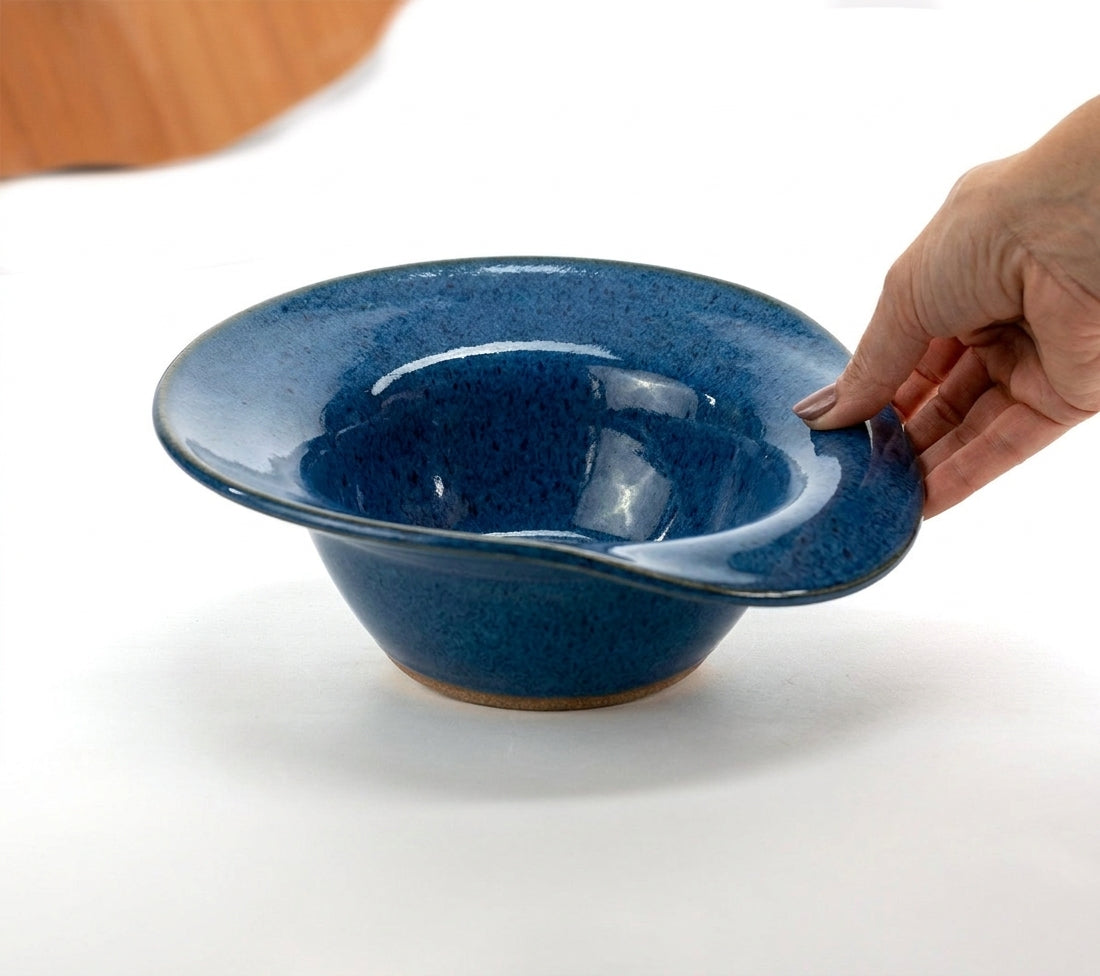 Prato Risoto Borda Rebaixada em cerâmica artesanal — tamanho 350ML, argila Cappuccino, esmalte Azul Safira