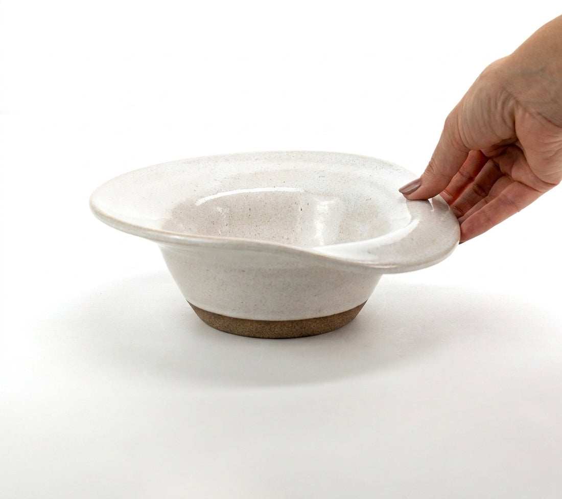 Prato Risoto Borda Rebaixada em cerâmica artesanal — tamanho 350ML, argila Cappuccino, esmalte Branco AMME