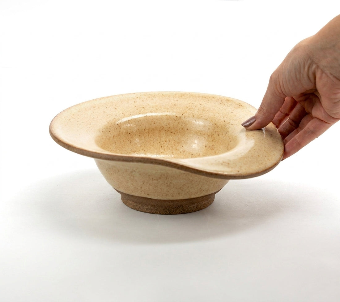 Prato Risoto Borda Rebaixada em cerâmica artesanal — tamanho 350ML, argila Cappuccino, esmalte Pedra Sabão
