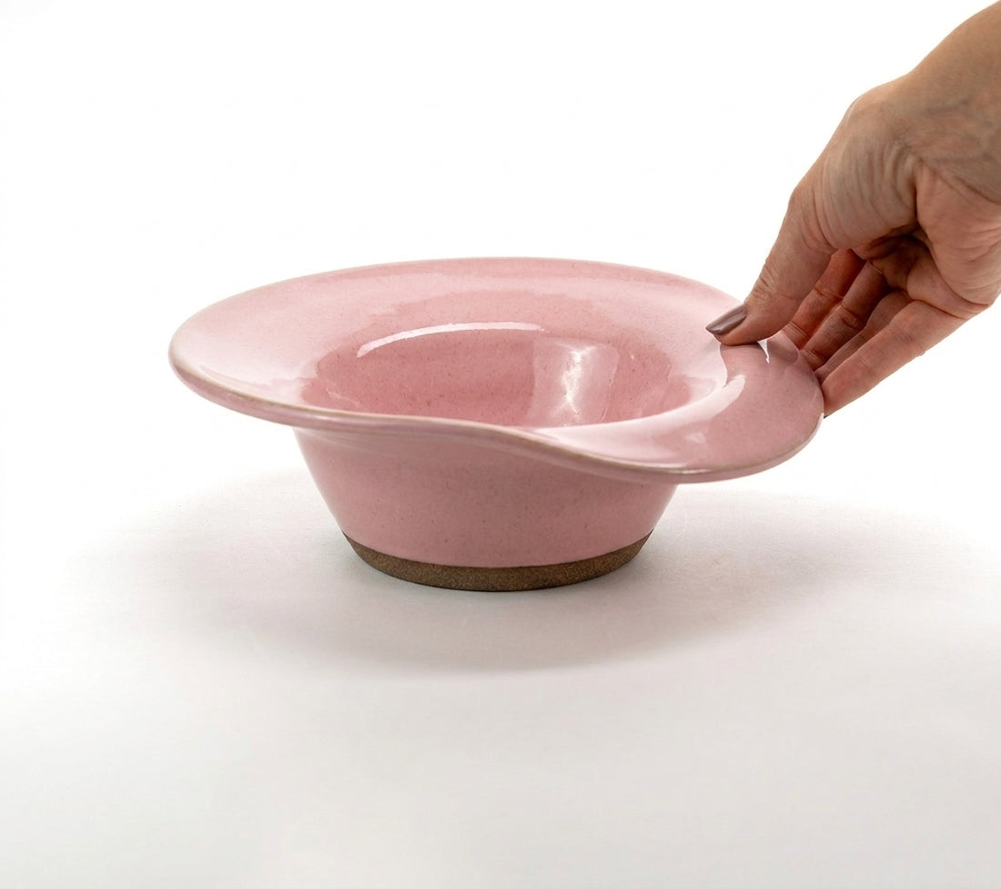 Prato Risoto Borda Rebaixada em cerâmica artesanal — tamanho 350ML, argila Cappuccino, esmalte Rosa Barbie