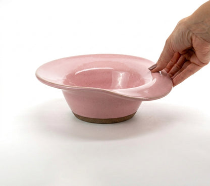 Prato Risoto Borda Rebaixada em cerâmica artesanal — tamanho 350ML, argila Cappuccino, esmalte Rosa Barbie