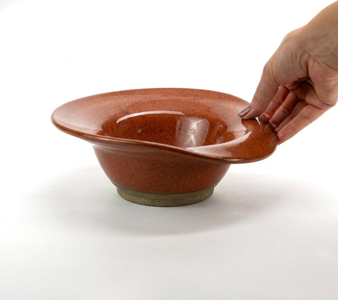 Prato Risoto Borda Rebaixada em cerâmica artesanal — tamanho 350ML, argila Cappuccino, esmalte Sol de Terracota