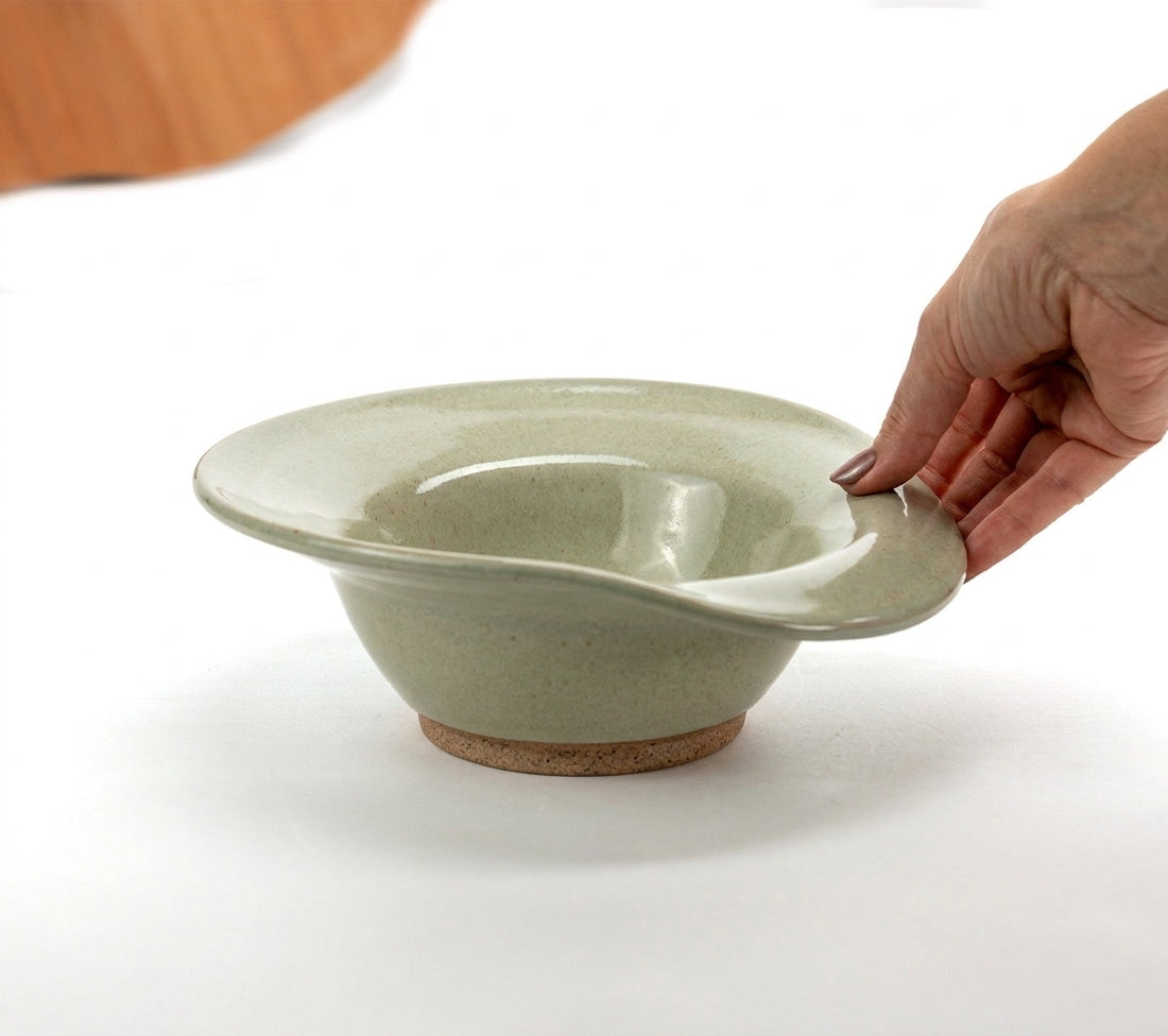 Prato Risoto Borda Rebaixada em cerâmica artesanal — tamanho 350ML, argila Cappuccino, esmalte Verde Pompeia