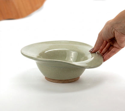 Prato Risoto Borda Rebaixada em cerâmica artesanal — tamanho 350ML, argila Cappuccino, esmalte Verde Pompeia