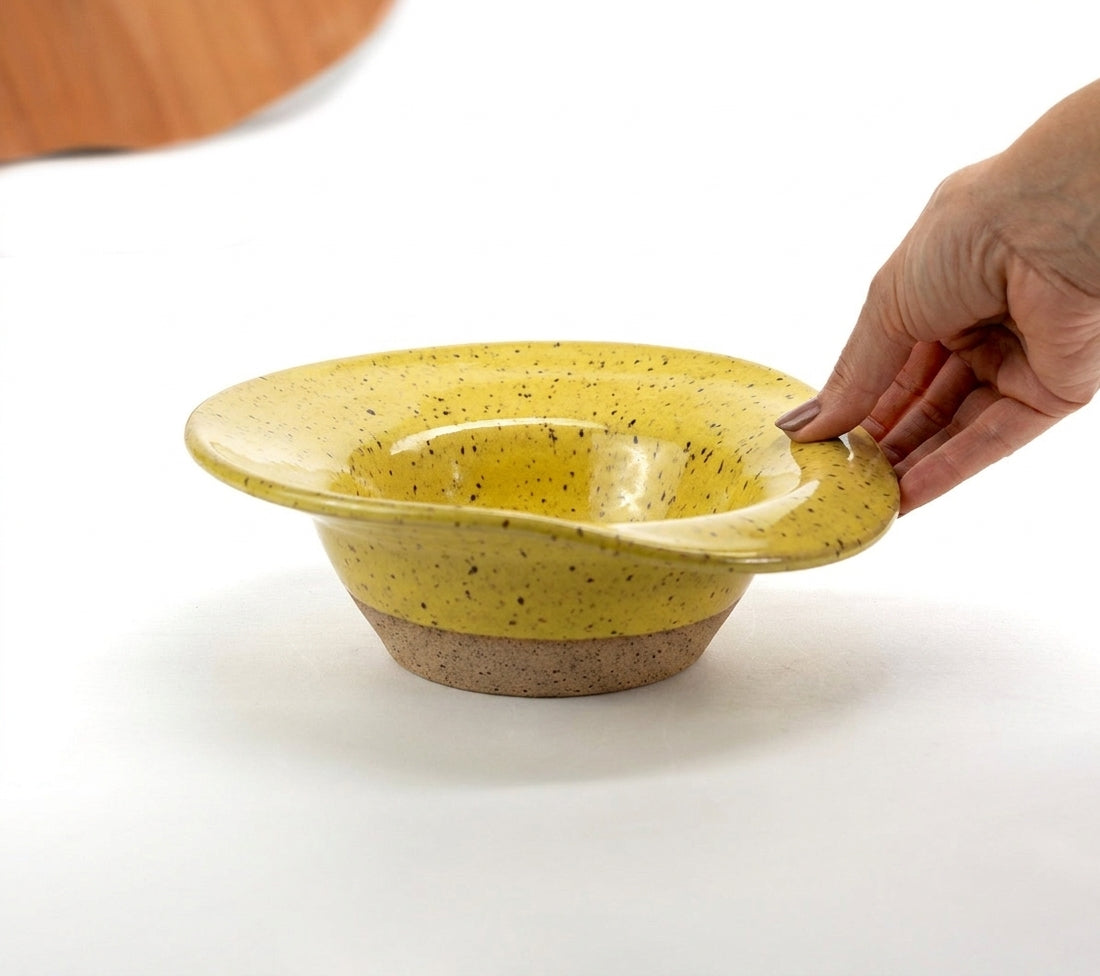 Prato Risoto Borda Rebaixada em cerâmica artesanal — tamanho 350ML, argila Flocos, esmalte Amarelo Intenso