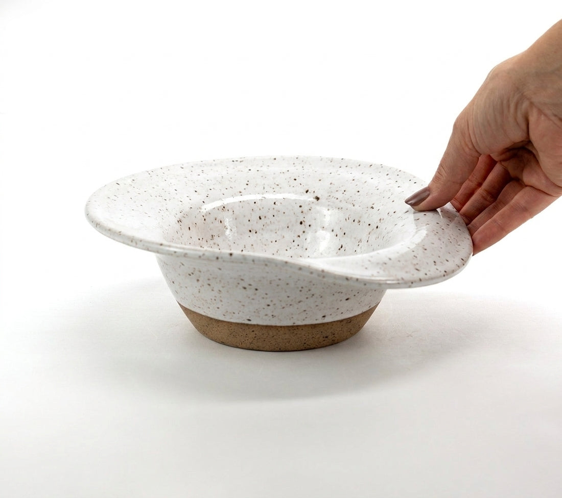 Prato Risoto Borda Rebaixada em cerâmica artesanal — tamanho 350ML, argila Flocos, esmalte Branco AMME