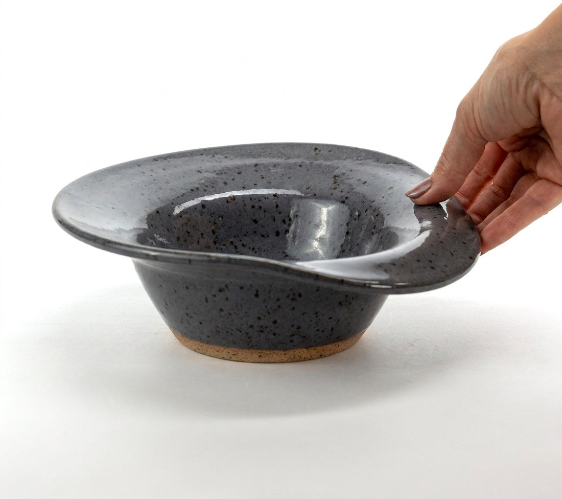 Prato Risoto Borda Rebaixada em cerâmica artesanal — tamanho 350ML, argila Flocos, esmalte Grafite