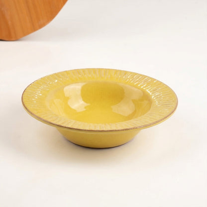 Prato risoto carving em cerâmica artesanal — argila Cappuccino, esmalte Amarelo Intenso
