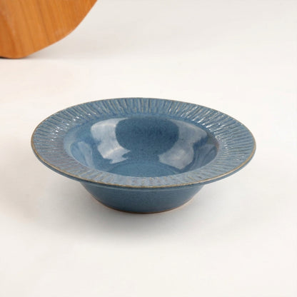 Prato risoto carving em cerâmica artesanal — argila Cappuccino, esmalte Azul Safira