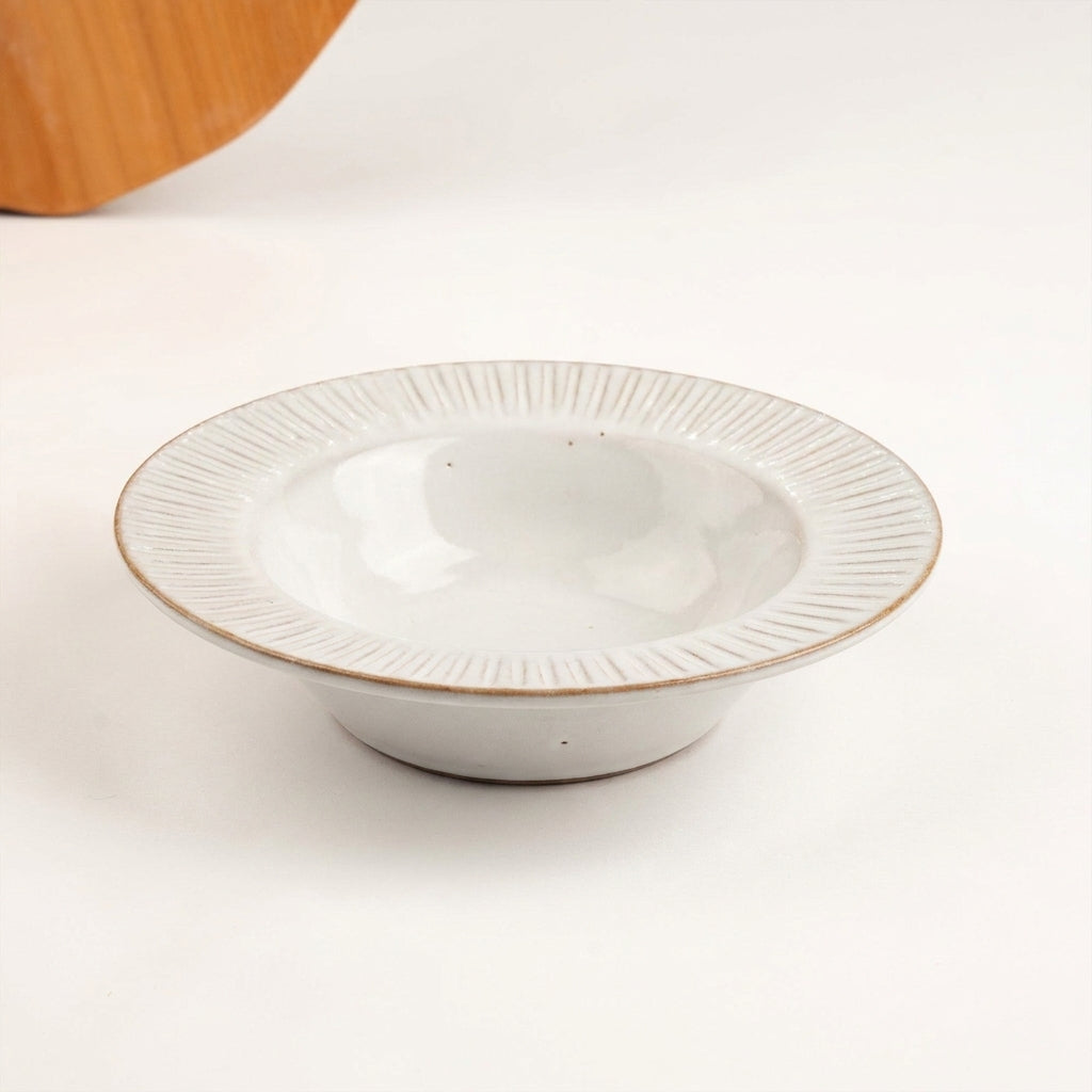 Prato risoto carving em cerâmica artesanal — argila Cappuccino, esmalte Branco AMME