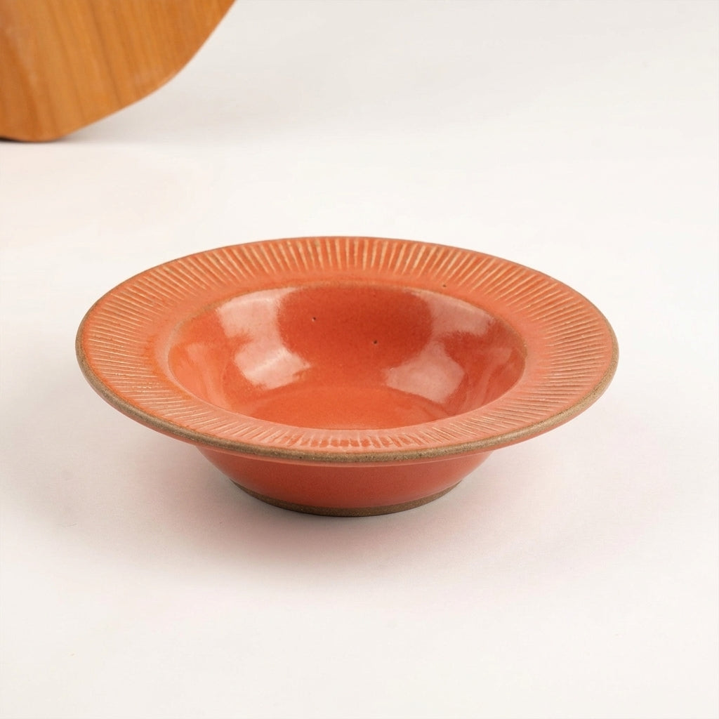 Prato risoto carving em cerâmica artesanal — argila Cappuccino, esmalte Laranja Intenso