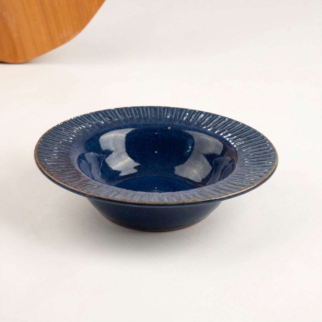 Prato risoto carving em cerâmica artesanal — argila Cappuccino, esmalte Lazuli