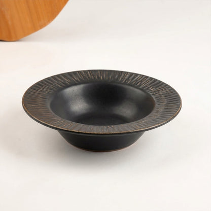 Prato risoto carving em cerâmica artesanal — argila Cappuccino, esmalte Preto Acetinado