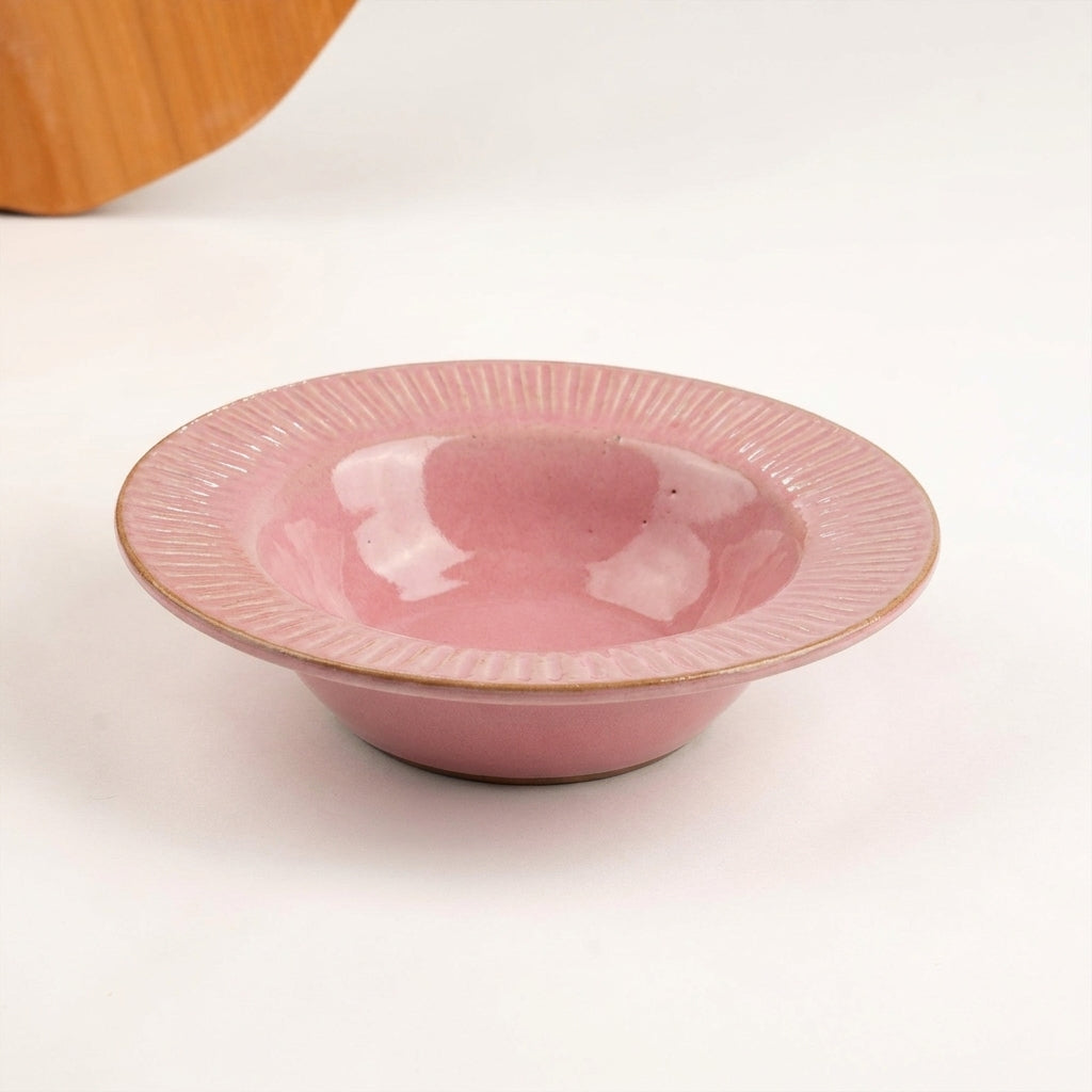 Prato risoto carving em cerâmica artesanal — argila Cappuccino, esmalte Rosa Barbie