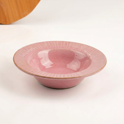 Prato risoto carving em cerâmica artesanal — argila Cappuccino, esmalte Rosa Barbie