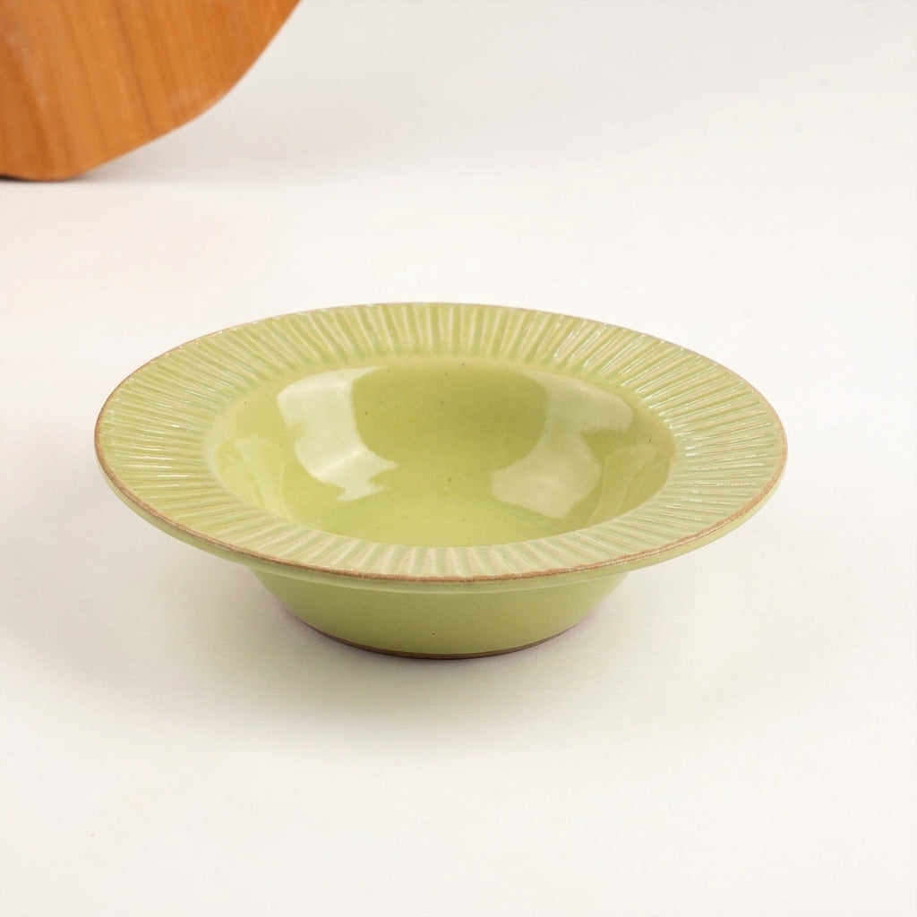 Prato risoto carving em cerâmica artesanal — argila Cappuccino, esmalte Verde Menta