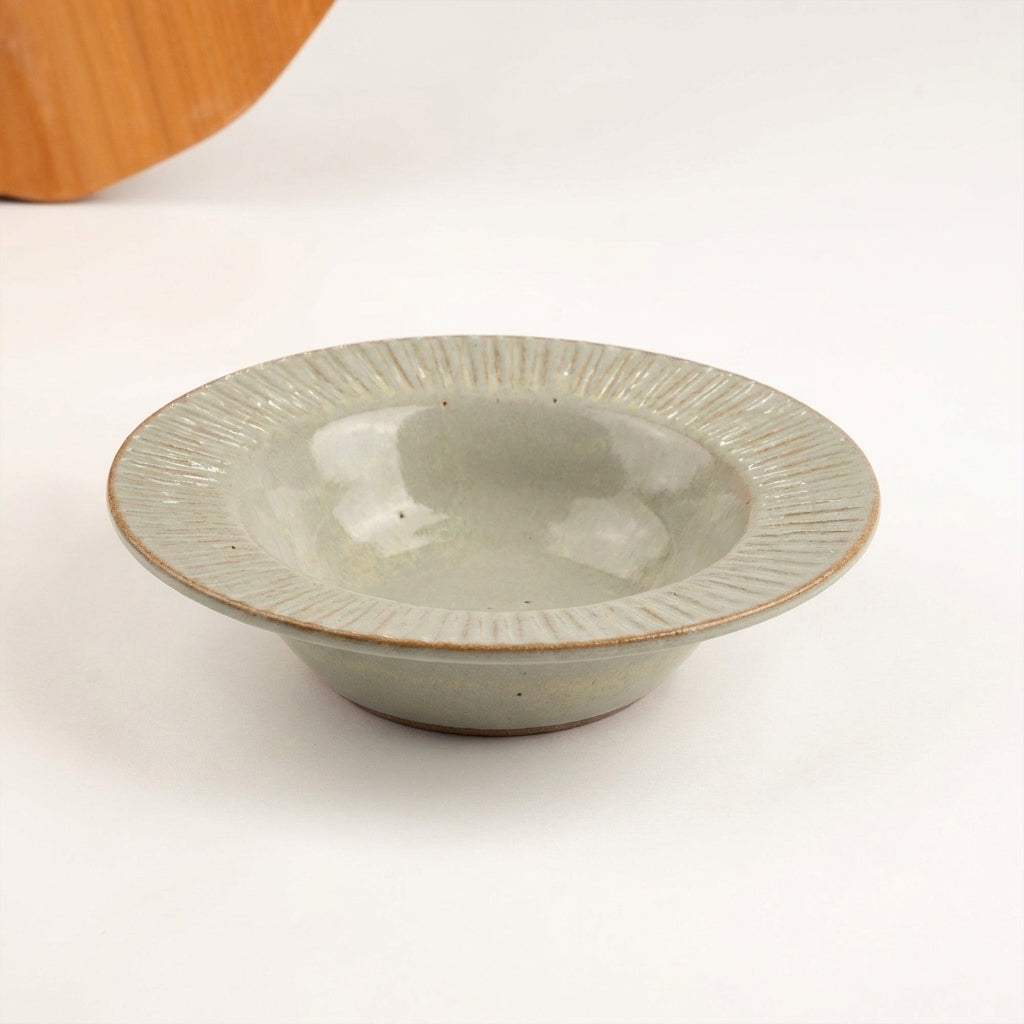 Prato risoto carving em cerâmica artesanal — argila Cappuccino, esmalte Verde Pompeia