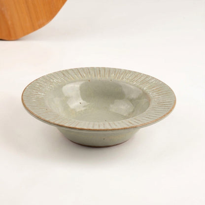 Prato risoto carving em cerâmica artesanal — argila Cappuccino, esmalte Verde Pompeia