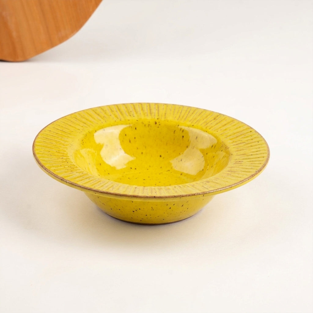 Prato risoto carving em cerâmica artesanal — argila Flocos, esmalte Amarelo Intenso