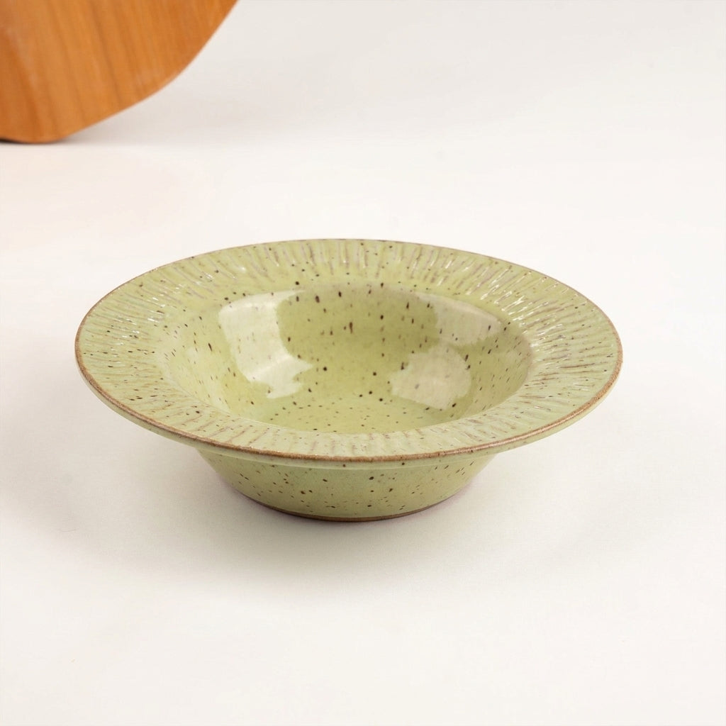 Prato risoto carving em cerâmica artesanal — argila Flocos, esmalte Verde Menta