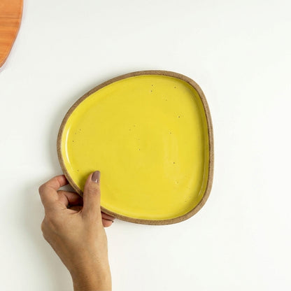 Prato Triângulo Orgânico em cerâmica artesanal — tamanho 19CM x 19CM, argila Cappuccino, esmalte Amarelo Intenso
