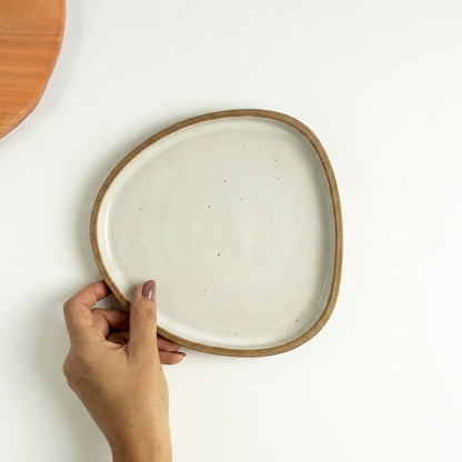Prato Triângulo Orgânico em cerâmica artesanal — tamanho 19CM x 19CM, argila Cappuccino, esmalte Branco AMME