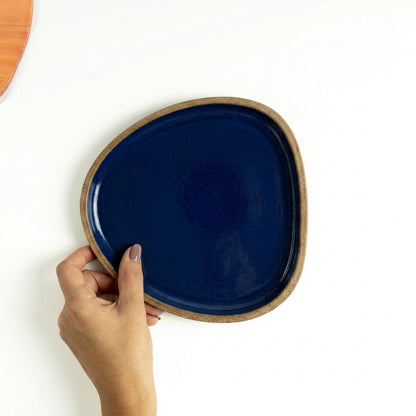 Prato Triângulo Orgânico em cerâmica artesanal — tamanho 19CM x 19CM, argila Cappuccino, esmalte Lazuli