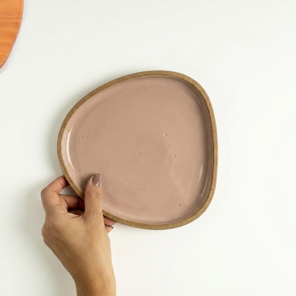 Prato Triângulo Orgânico em cerâmica artesanal — tamanho 19CM x 19CM, argila Cappuccino, esmalte Nude