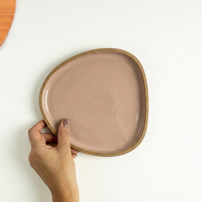 Prato Triângulo Orgânico em cerâmica artesanal — tamanho 19CM x 19CM, argila Cappuccino, esmalte Nude