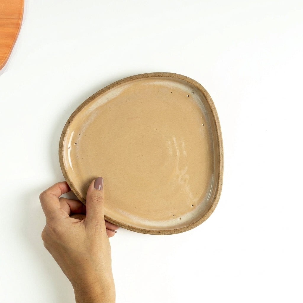 Prato Triângulo Orgânico em cerâmica artesanal — tamanho 19CM x 19CM, argila Cappuccino, esmalte Pedra Sabão