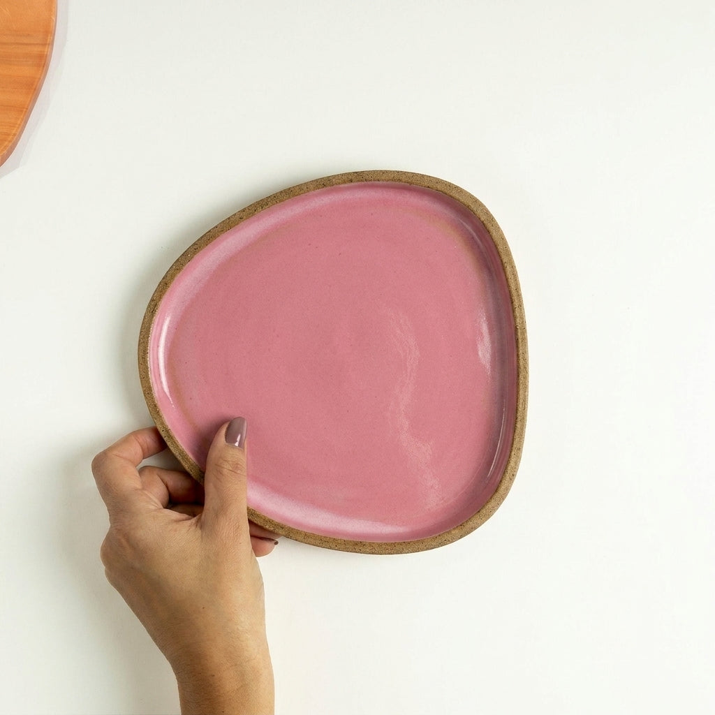 Prato Triângulo Orgânico em cerâmica artesanal — tamanho 19CM x 19CM, argila Cappuccino, esmalte Rosa Barbie