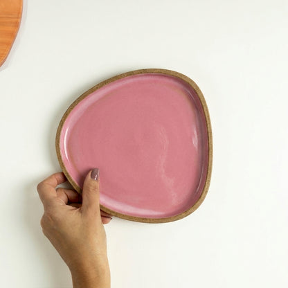 Prato Triângulo Orgânico em cerâmica artesanal — tamanho 19CM x 19CM, argila Cappuccino, esmalte Rosa Barbie