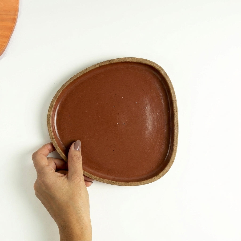 Prato Triângulo Orgânico em cerâmica artesanal — tamanho 19CM x 19CM, argila Cappuccino, esmalte Sol de Terracota