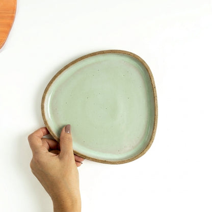 Prato Triângulo Orgânico em cerâmica artesanal — tamanho 19CM x 19CM, argila Cappuccino, esmalte Verde Menta