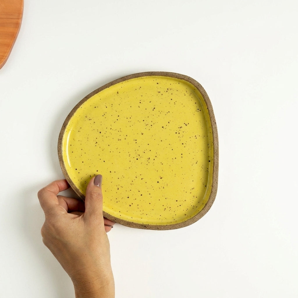Prato Triângulo Orgânico em cerâmica artesanal — tamanho 19CM x 19CM, argila Flocos, esmalte Amarelo Intenso