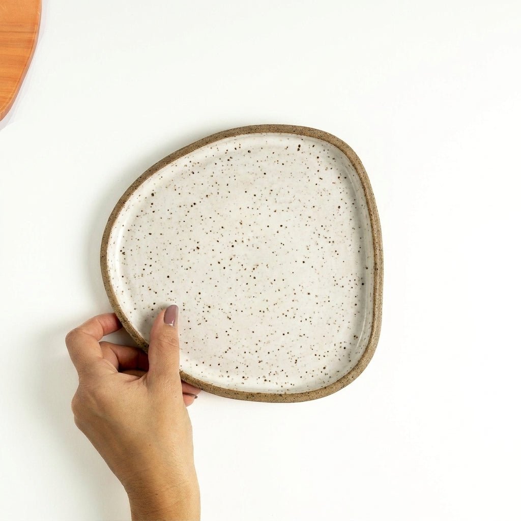 Prato Triângulo Orgânico em cerâmica artesanal — tamanho 19CM x 19CM, argila Flocos, esmalte Branco AMME