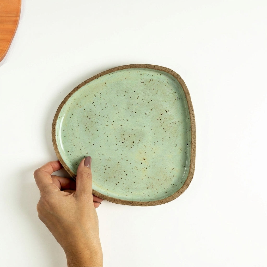 Prato Triângulo Orgânico em cerâmica artesanal — tamanho 19CM x 19CM, argila Flocos, esmalte Verde Menta