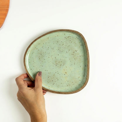 Prato Triângulo Orgânico em cerâmica artesanal — tamanho 19CM x 19CM, argila Flocos, esmalte Verde Menta