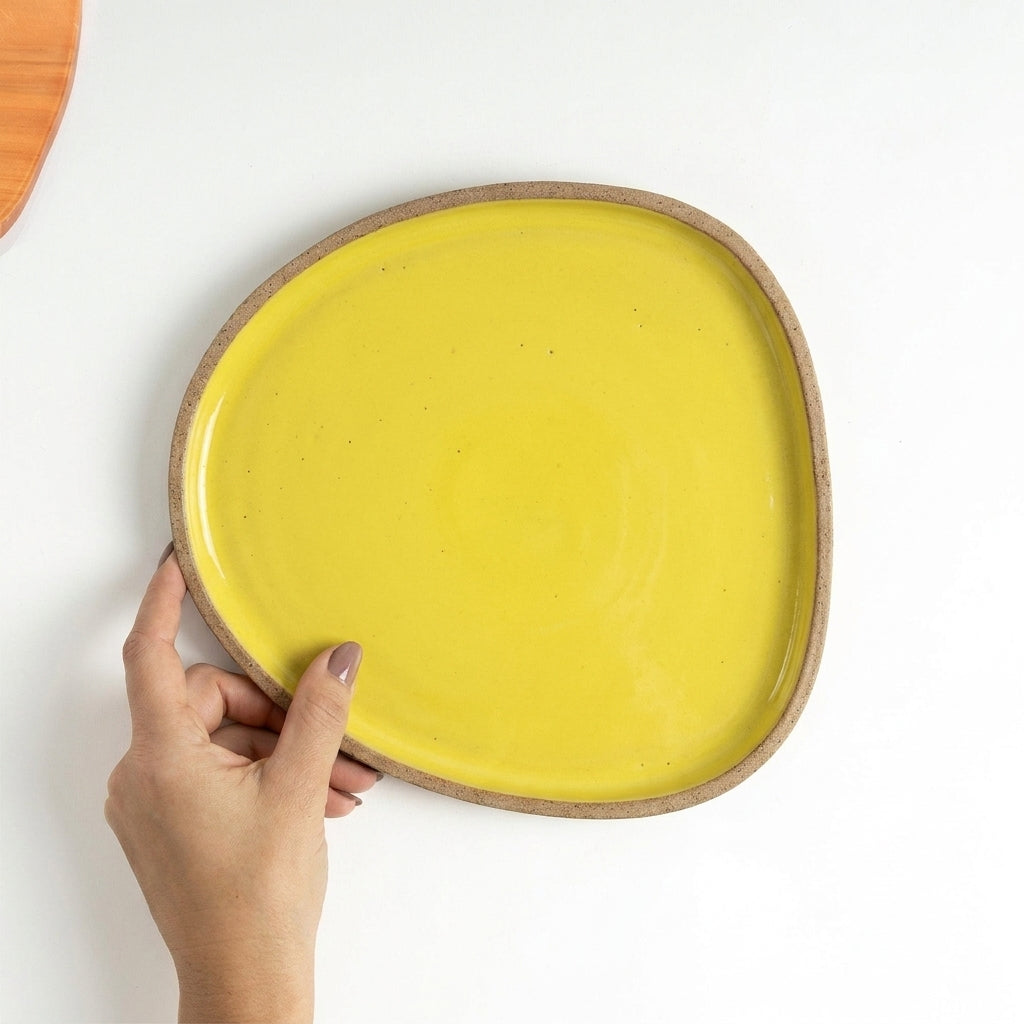 Prato Triângulo Orgânico em cerâmica artesanal — tamanho 23CM x 22CM, argila Cappuccino, esmalte Amarelo Intenso