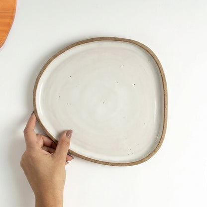 Prato Triângulo Orgânico em cerâmica artesanal — tamanho 23CM x 22CM, argila Cappuccino, esmalte Branco AMME